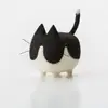 Chat coloré noir et blanc n°8 fait référence à