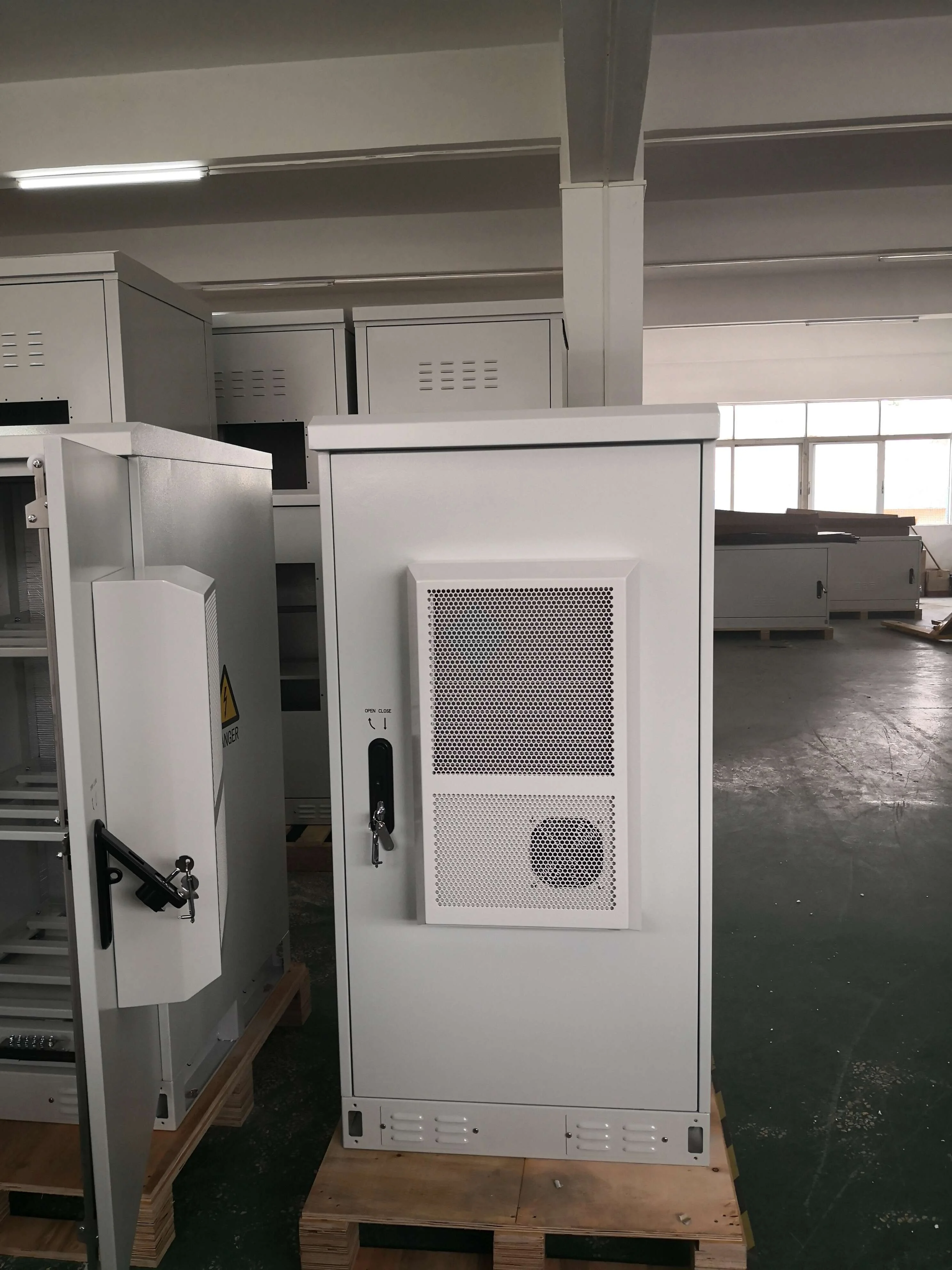 Three-layer Battery Outdoor Waterproof Power Supply Equipment Cabinet With Air Condition Cooling Network Telecom Cabinet