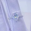 Bague en or blanc 10 carats avec poire de 3 carats