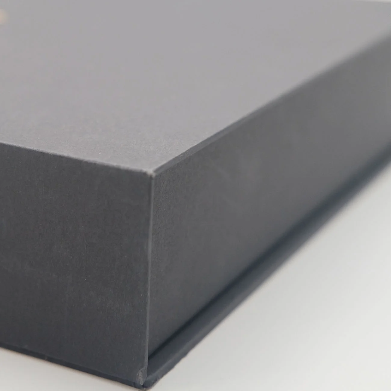 Жесткая черная картонная подарочная коробка с магнитным замком для одежды логотипом на заказ упаковки