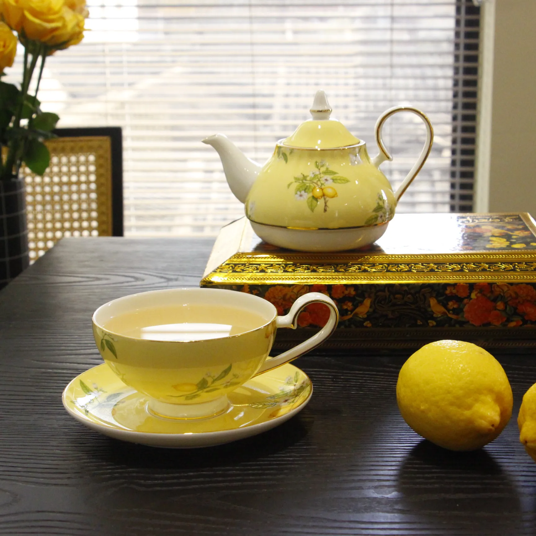 European Luxury Lemon Pattern and Gold Border Tea Pot and Cup Set Afternoon Tea Business Gifts New Bone Tea Set for One Set