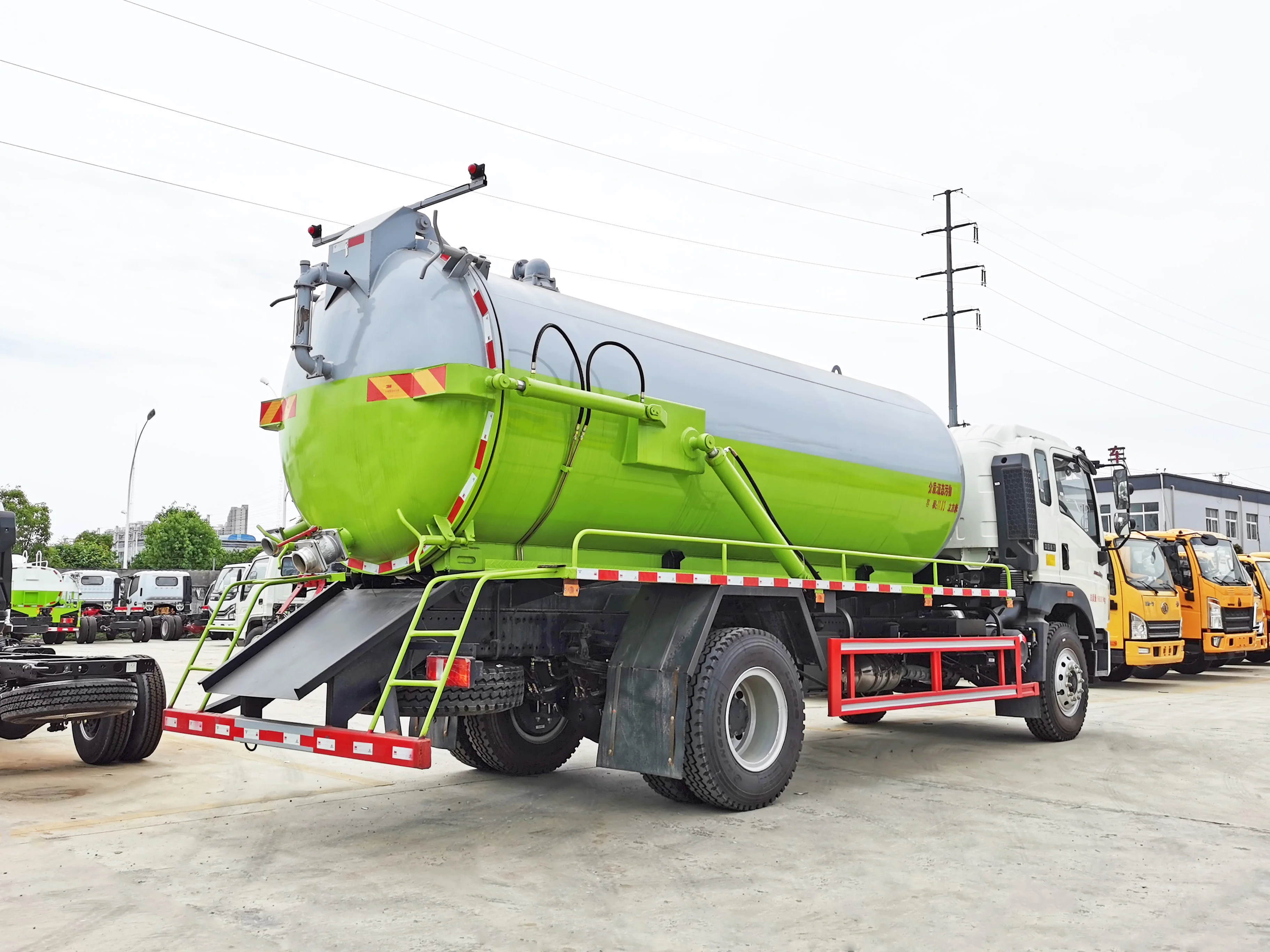 SINOTRUK HOWO 4x2 Chassis Drive 5000L Vacuum Septic Tank Truck Sewage Suction Trucks Low Price on Hot Sales
