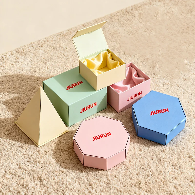 Luxury Custom Recyclable Embossed T-shirt Gift Box Rigid Paperboard Magnetic Closure Lid Folding Box for Baseball Cap manufacture