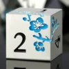 Bianco con fiore blu