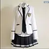 Manteau blanc et jupe noire pour femme avec badge
