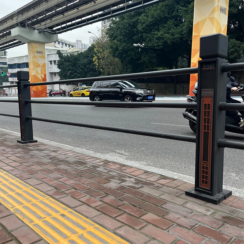 Kundenspezifische zinkbeschichtete Stahl-Antikollisions-Schutzleitplanke für städtische Verkehrsstraßen, zentrale Schutzeinrichtung für Außenbereiche