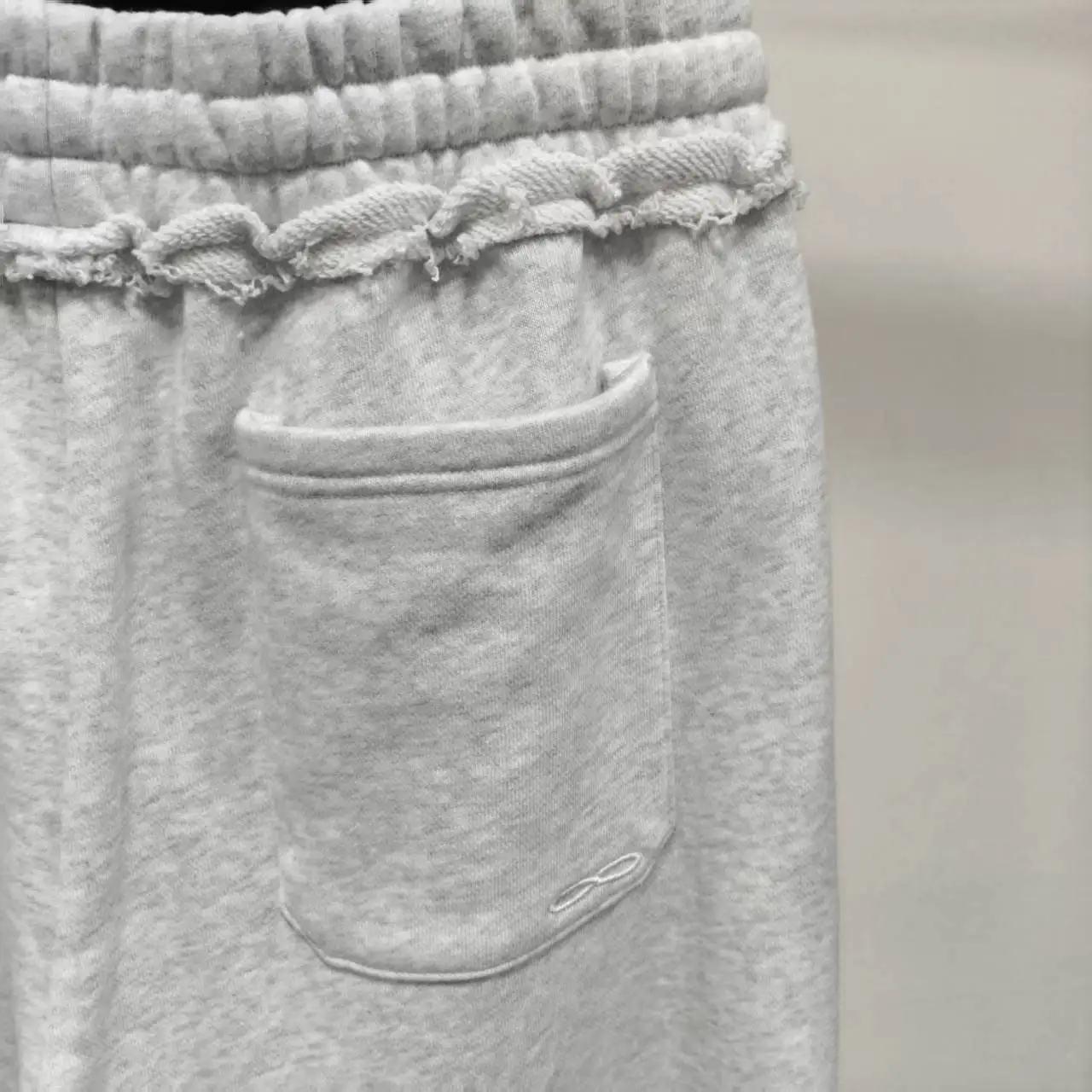 Wholesale Custom Logo Gray Cotton Double Waistband Baggy Drawstring Raw Hem Streetwear Knee Length Casual Men Sweat Shorts gallery 4