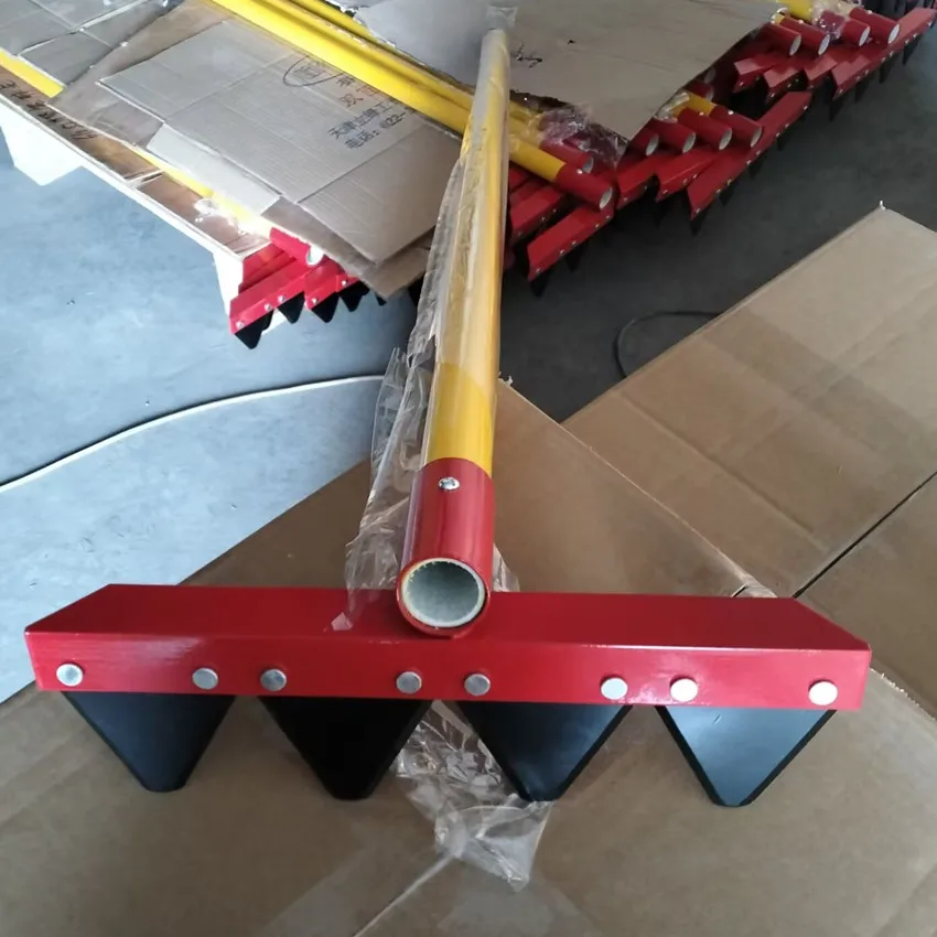 4 Teeth Triangular Hardened Teeth Fire Rake with Fiberglass Handle ...