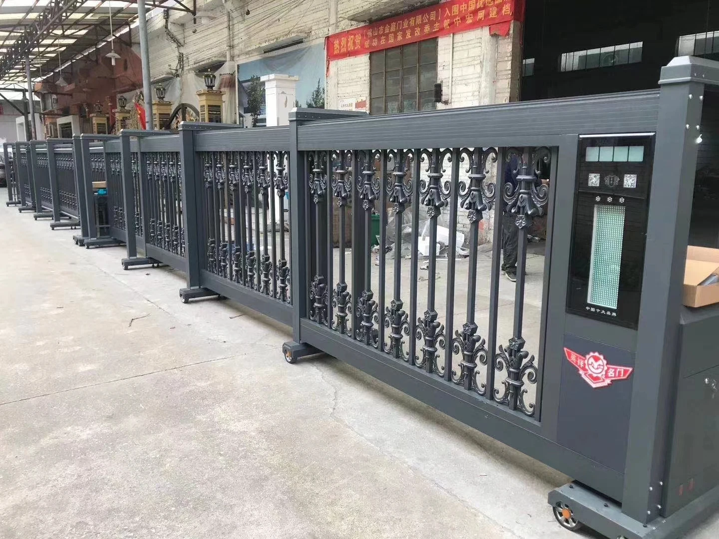 Retractable and Safety Single Main Gate Designs with Grill for Kerala Home
