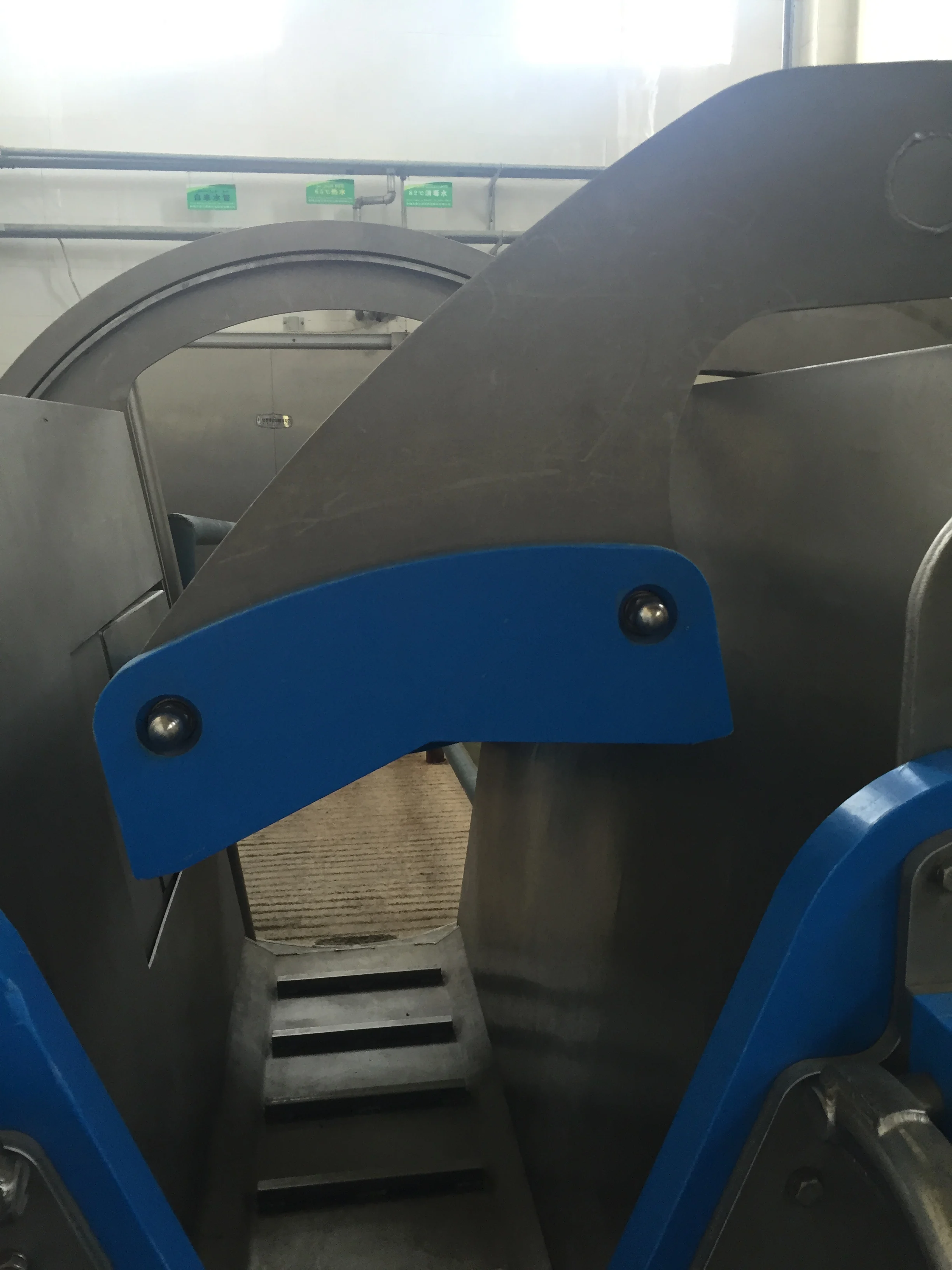 Professional pneumatic halal rotary slaughter box for humane and safe cattle processing