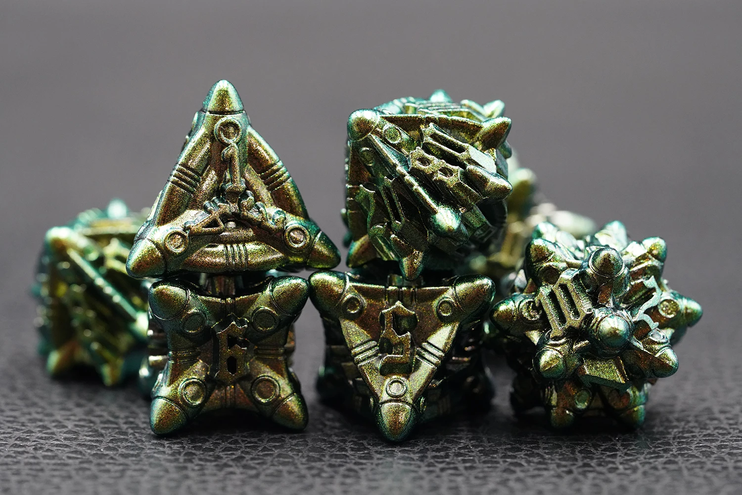 Customized 7-Piece Set of 16mm Retro Golden Bronze Metal Polyhedron Dice for DND Made Zinc Alloy Featuring Dragon Dungeon Design manufacture