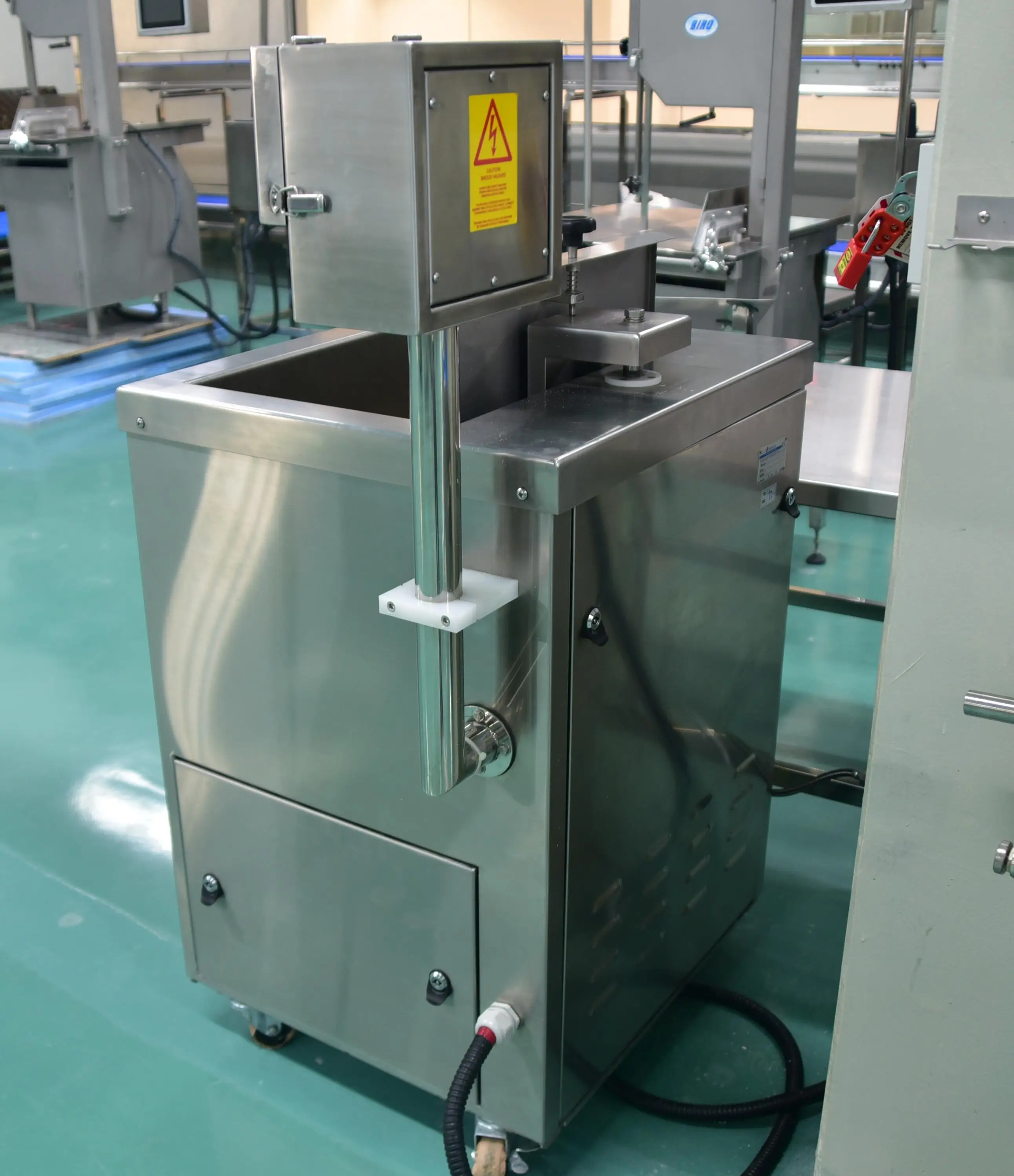 Automatic high performance shrink packaging machine for meat and food processing plants