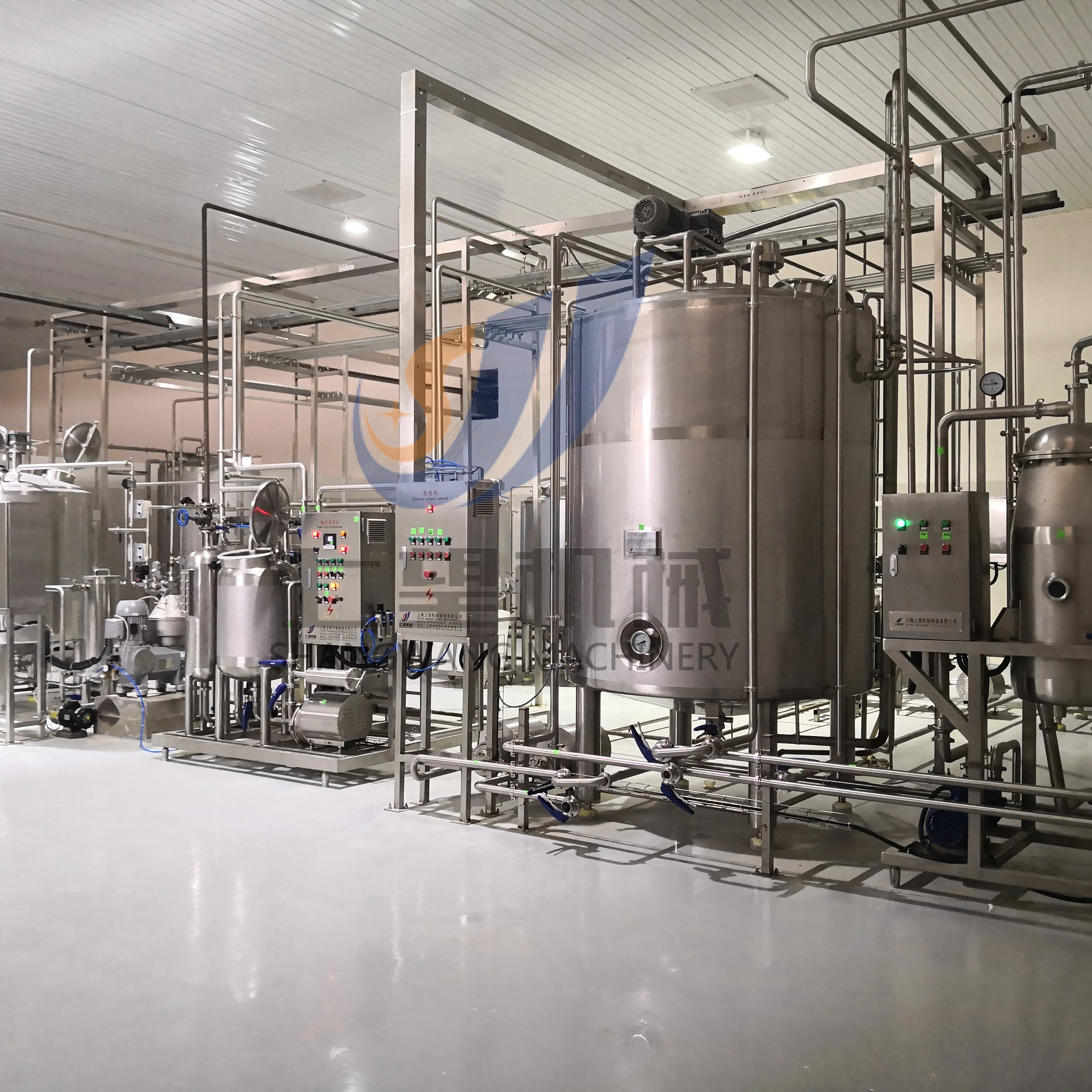 Фабрика упаковки милк. Производство милк. Производство милк. Здравушка милк борисов. Background for milk processing equipment.