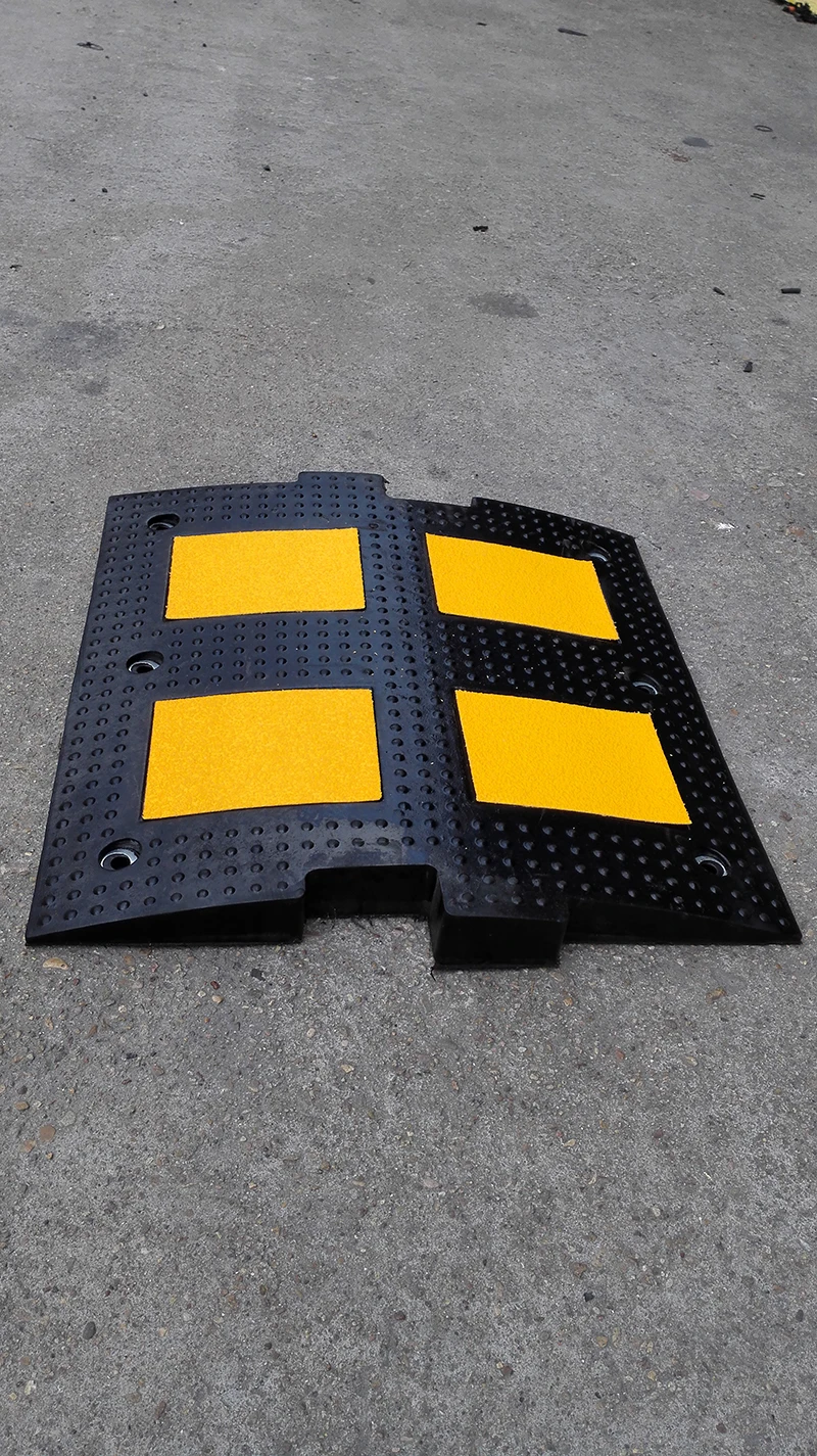 500X500X50mm High Intensity Yellow Black Heavy Duty Rubber Road Traffic Speed Bump supplier