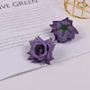 Una flor de color morado oscuro