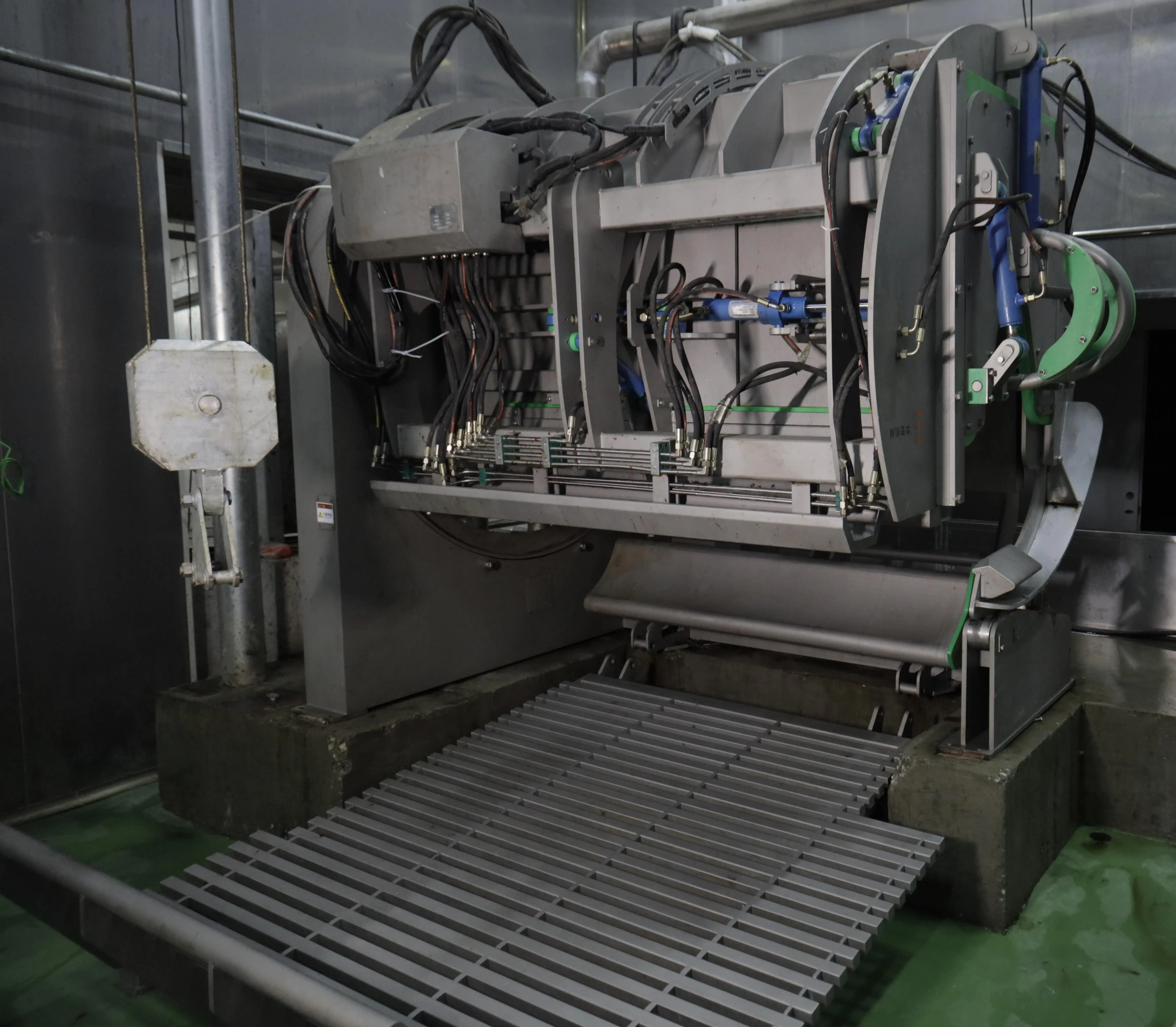 Efficient halal cattle slaughtering box modern cattle slaughtering equipment suitable for cattle slaughterhouses