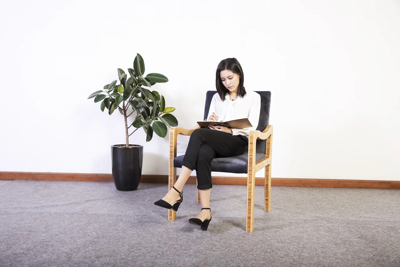 Оптовая продажа 100% Бамбуковая рама мебель фиксированный подлокотник мягкая подушка офисный стул для встреч