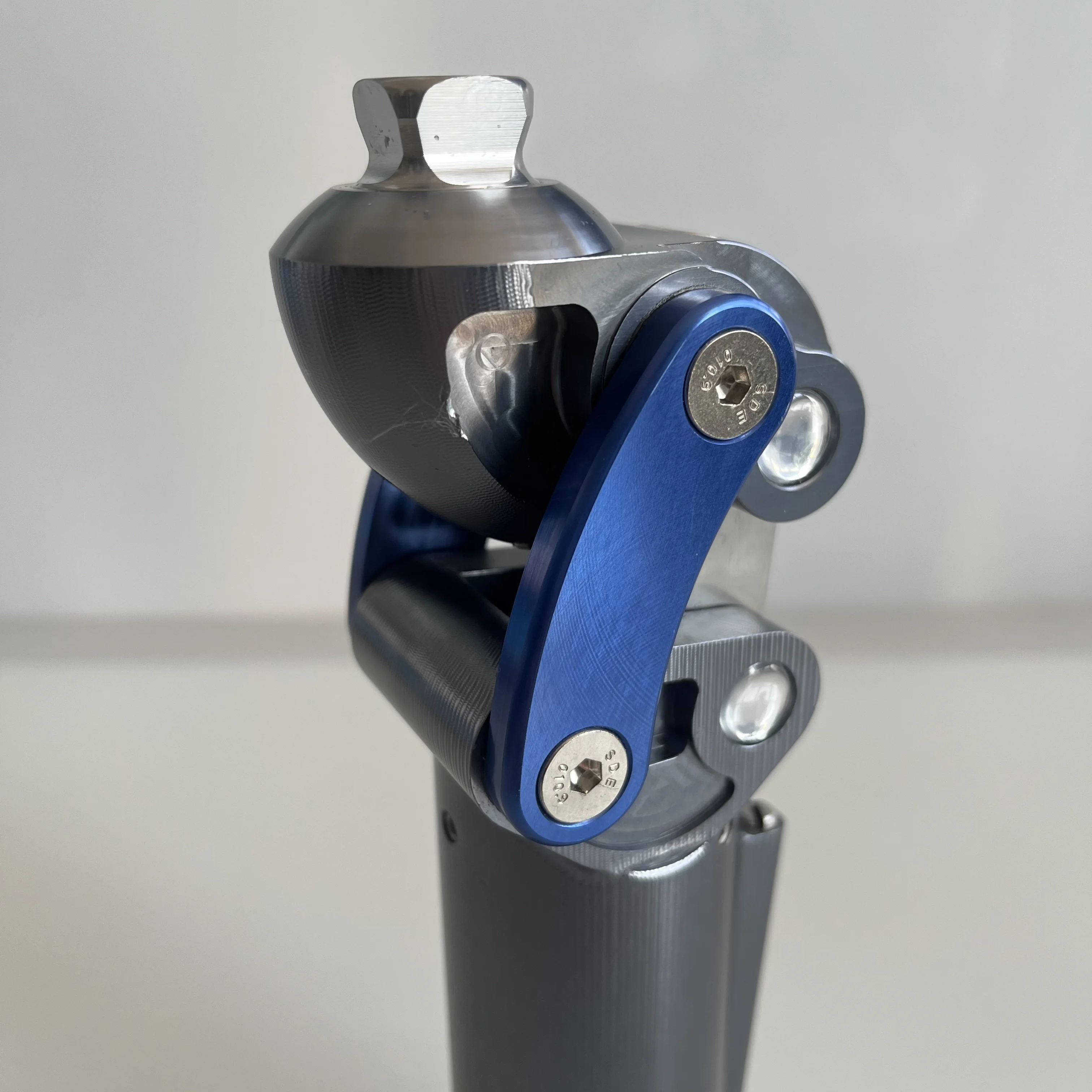 Aluminum 4-Bar Pneumatic Knee Joint Leg Prosthesis Prosthetic Artificial Limbs Parts for Rehabilitation Equipment for Prosthetic