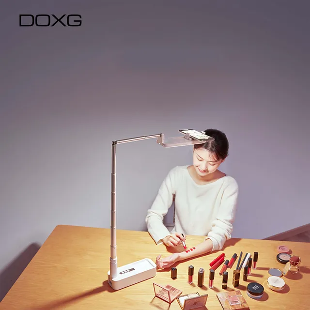 DOXG Manufacturer R & D Design Multifunction Portable Folding Fill Light Led Ring Light Phone Stand Selfie Stick With Light