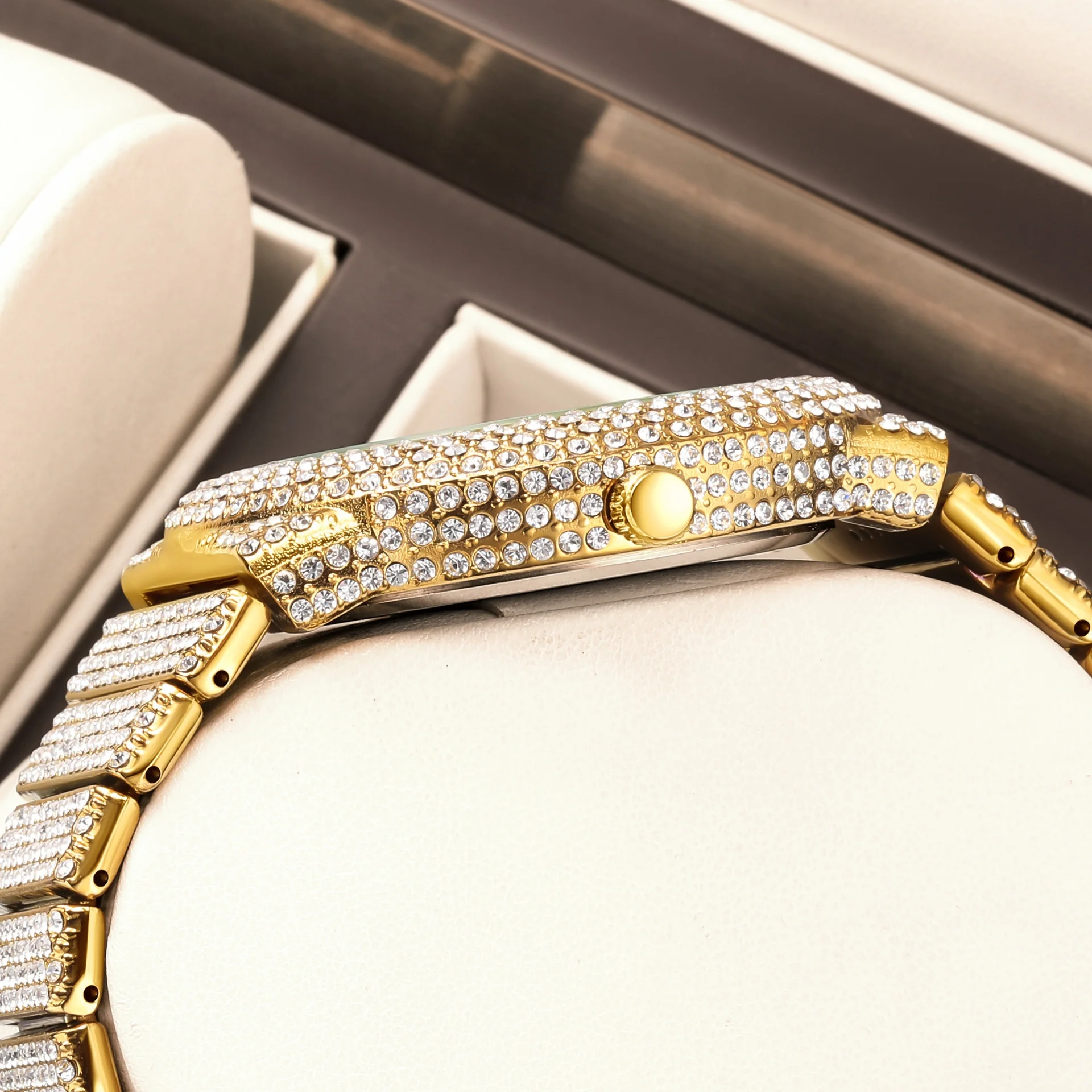 Diamond Quartz Watch OM-584781