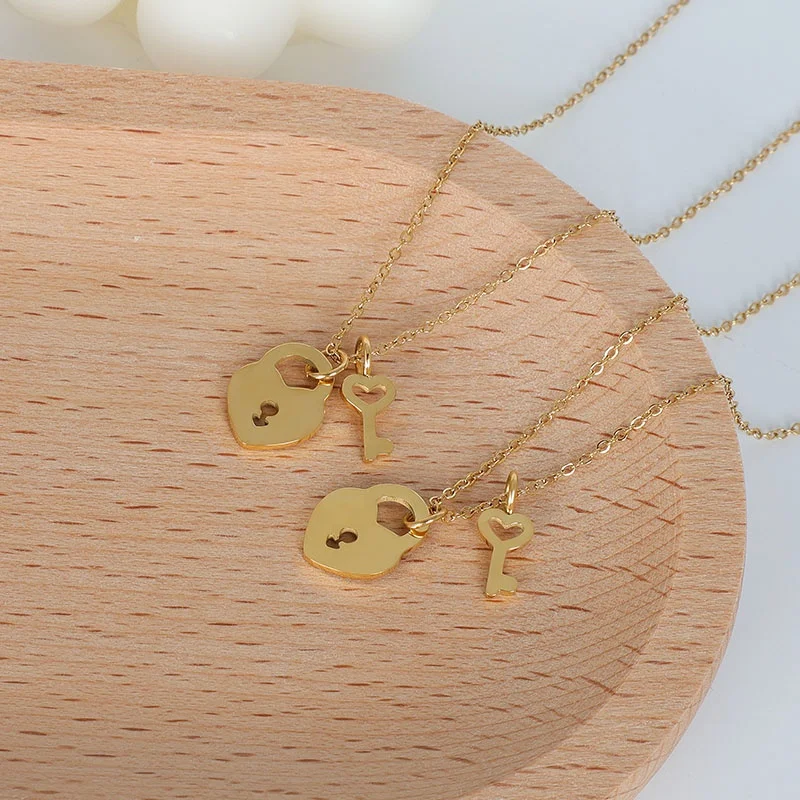 Collier en plaqué or chaîne avec pendentifs breloques cadenas coeur clefs et oxydes blancs 42+3cm
