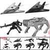 Perro robot gris + arma negra + avión