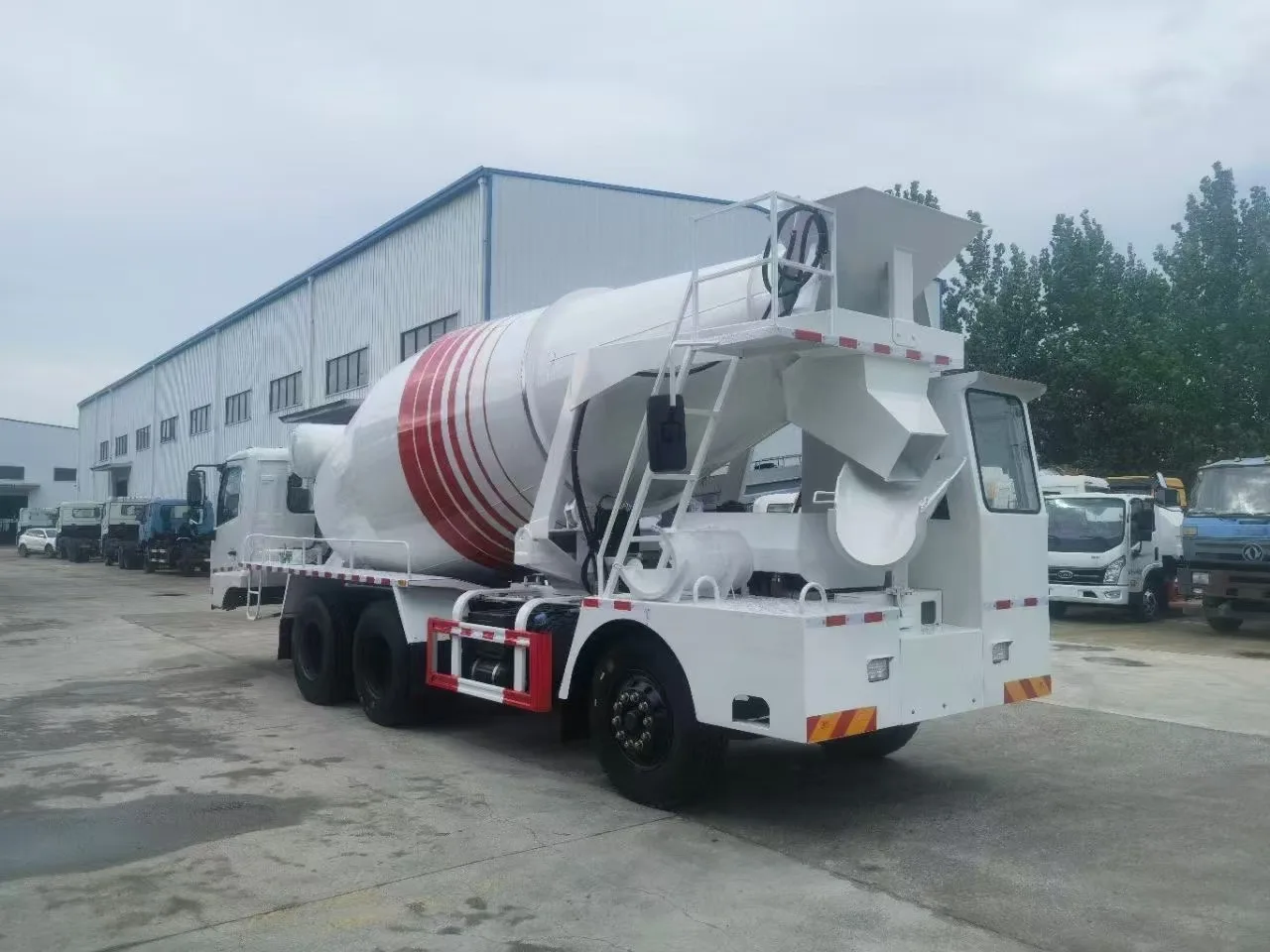 product customized diesel fuel mobile cement mixer truck two way driving manual or automatic options dedicated for tunnel production173-6