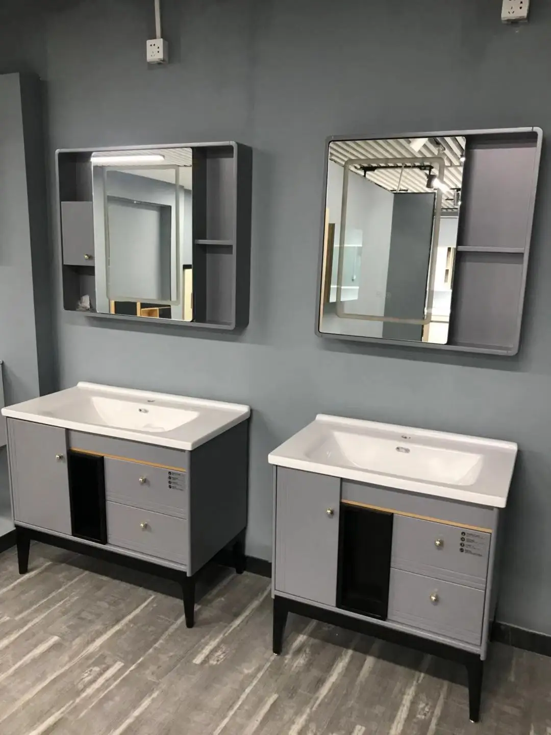 Австралийский шкаф для ванной комнаты из массива дерева с умным сенсорным зеркалом