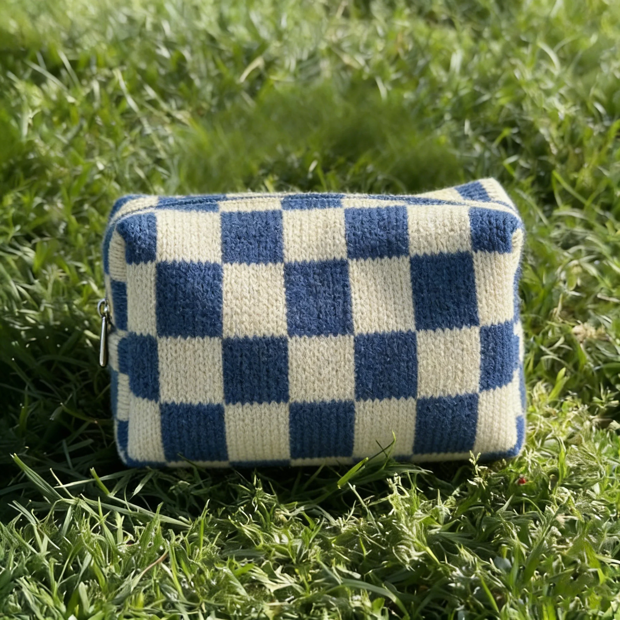 Large Capacity Storage Makeup Bag with Fashionable Checkered Design Portable Cosmetic Bags with Zipper Closure