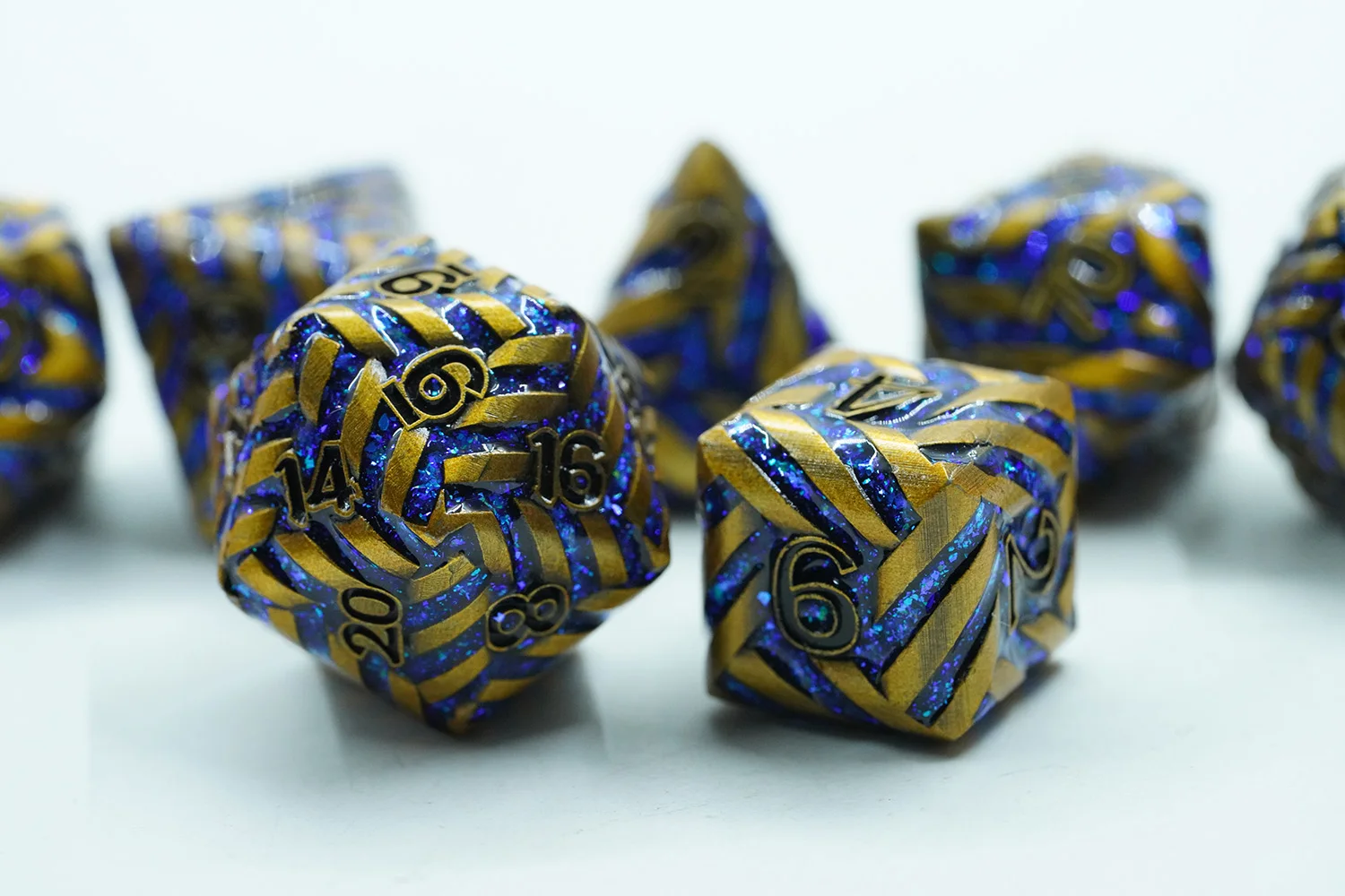 Custom Logo 16mm Copper-Colored Polyhedral Dice Set Zinc Alloy with Blue Sparkling Mica Stripe for DND Games factory