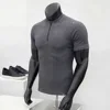 Gris oscuro