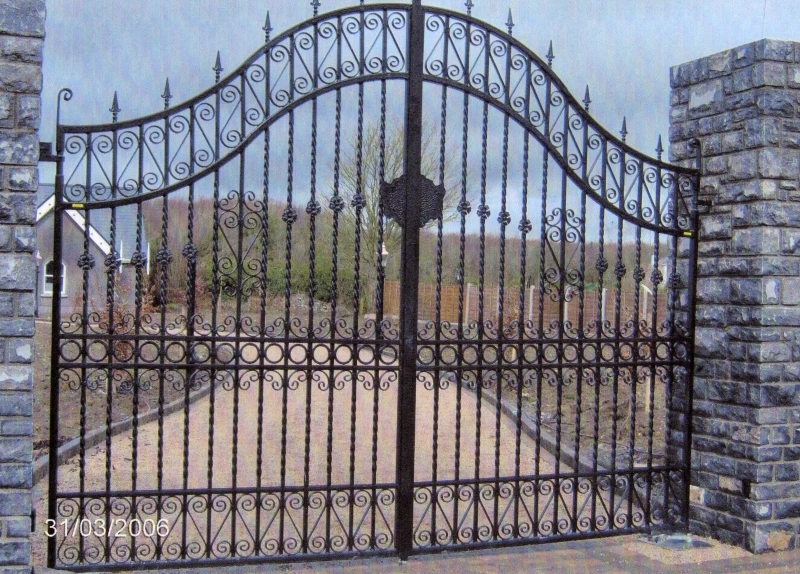 Simple Cast Iron Gate Grill Design for Garden