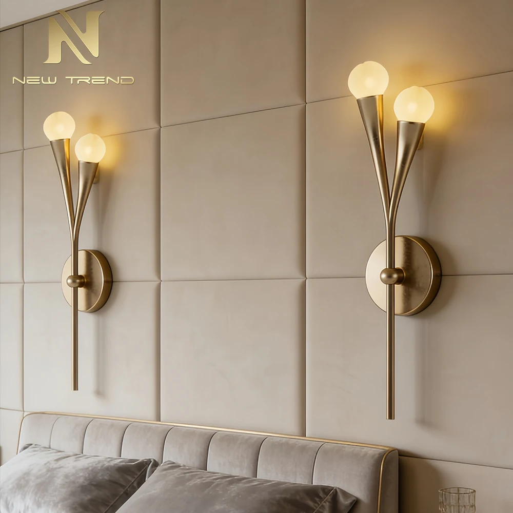 Applique murale moderne CPL-480 en laiton brossé – Lampe de chevet à globe en verre opalin laiteux LED pour chambre d’hôtel