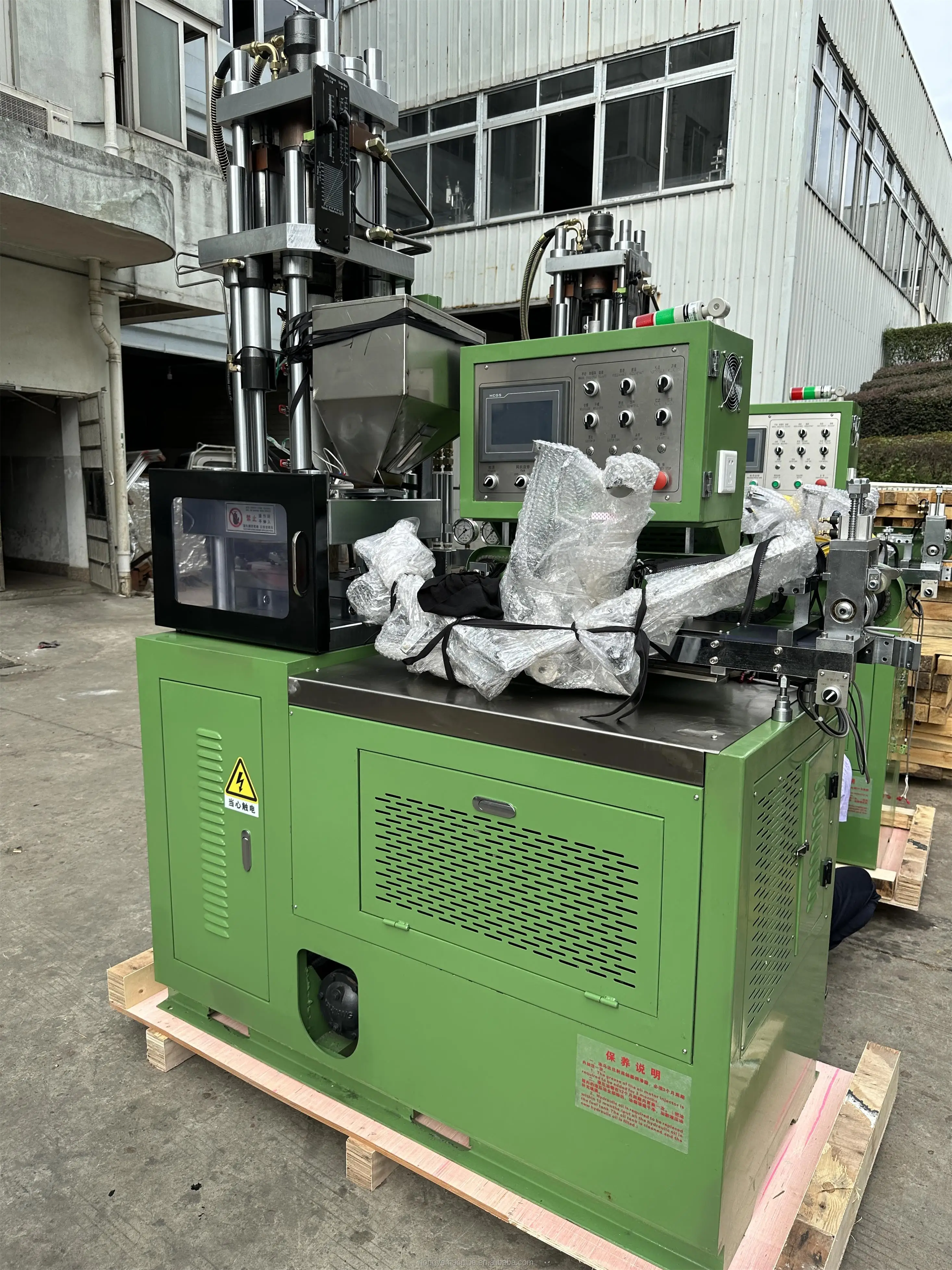 2023 New Type Zyn Automatic Plastic Zipper Teeth Injection Machine