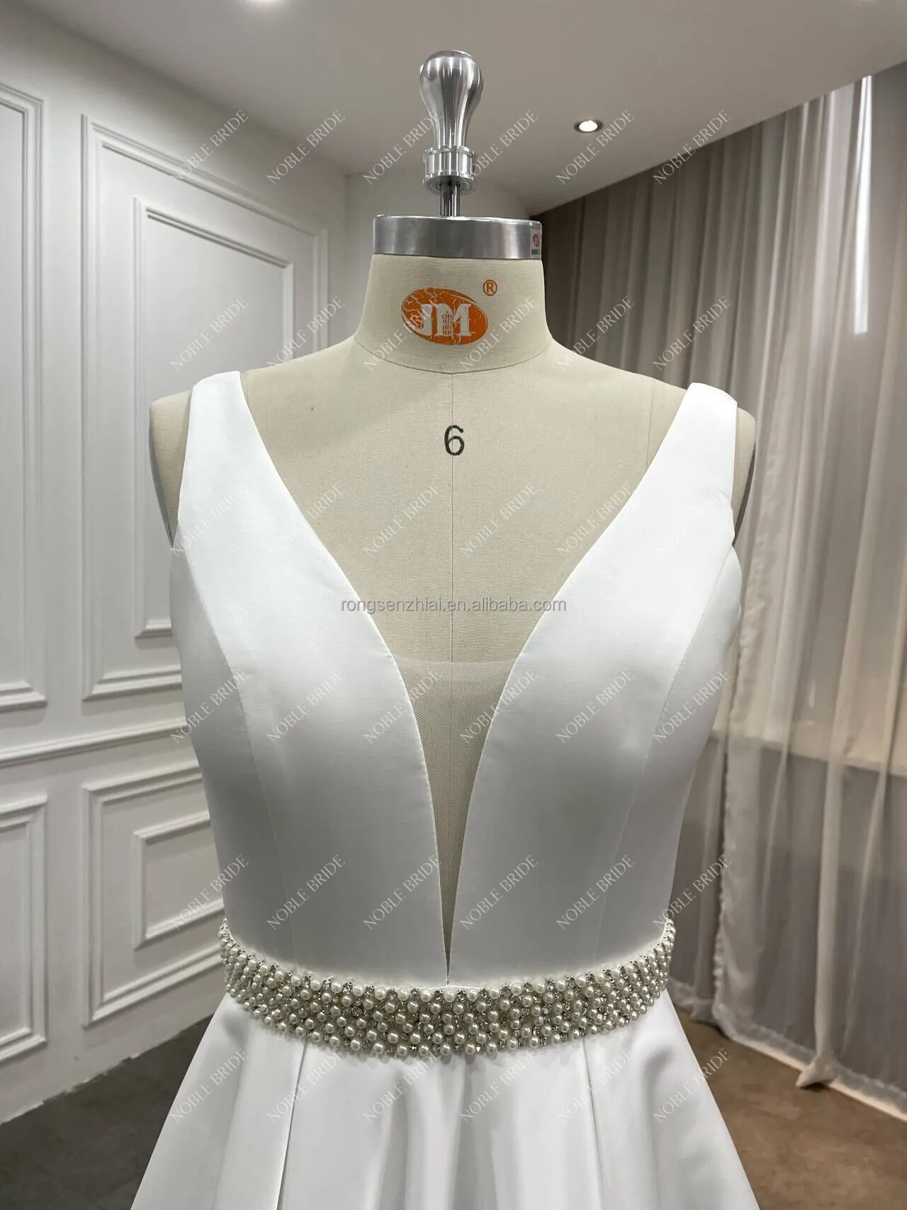 Minimalist A-Line Bride's Dress with Straps and V-Neckline for a Timeless and Elegant Bridal Look