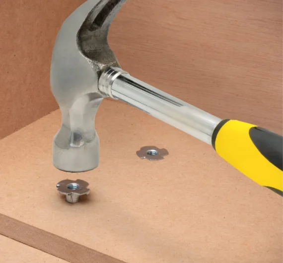 Оцинкованная гайка M8 Furniture Four Claw Tee Nut