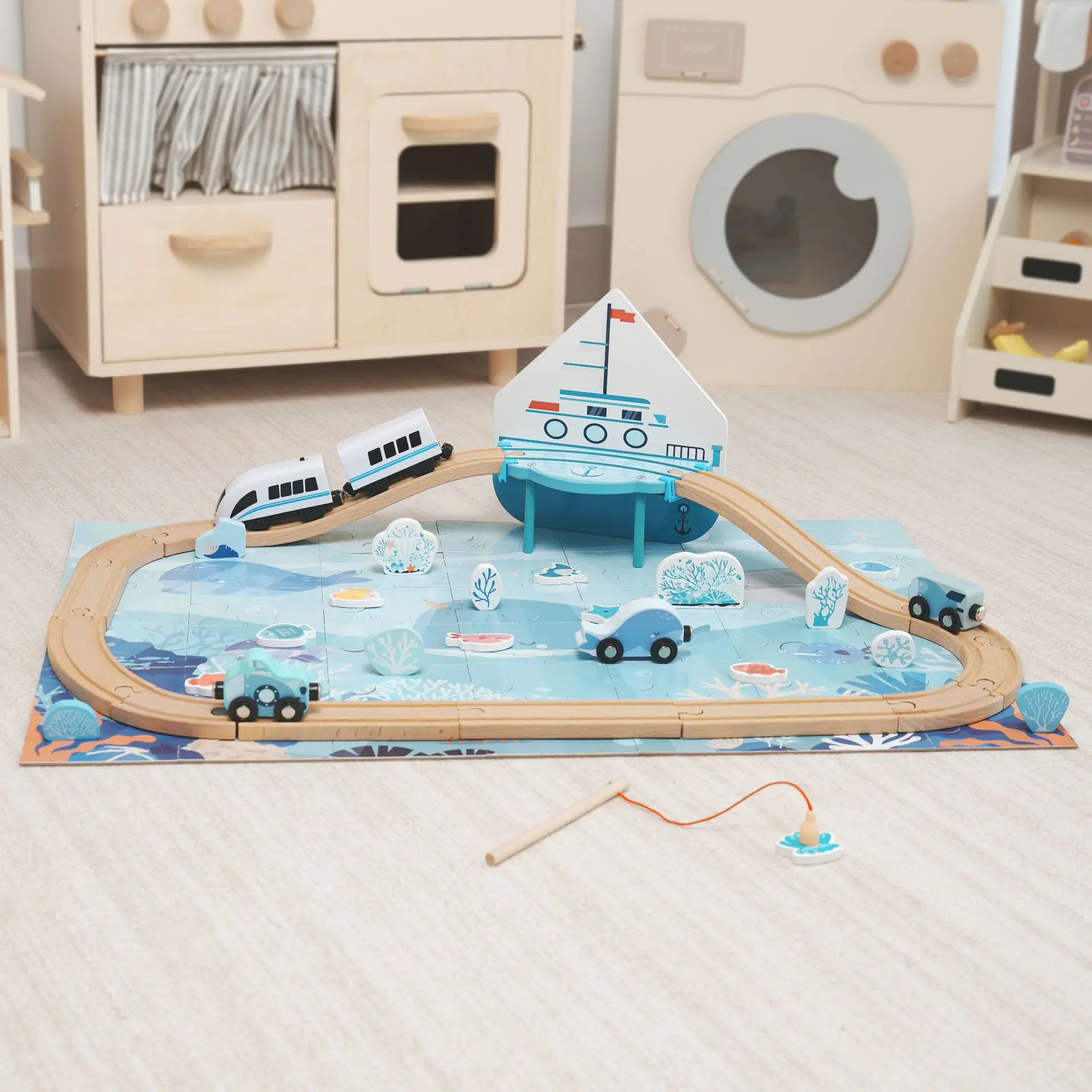 Pädagogisches Kinderspielzeug zum Selbermachen Elektrischer Zug Zusammenbau Eisenbahnstrecke Ozean-Angelspielstrecke Holzeisenbahnset Steckspielzeug für Kinder