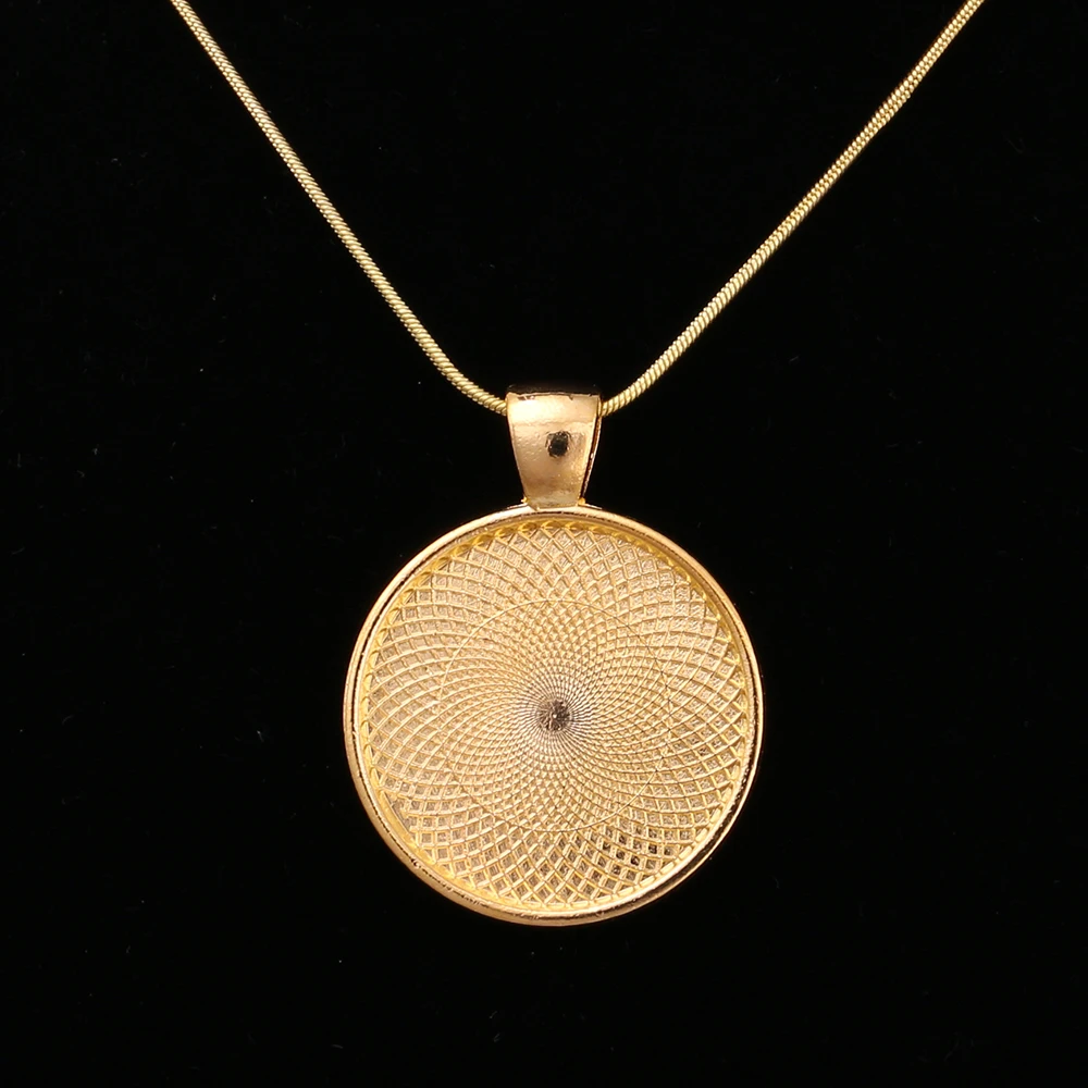 圆形首饰吊坠托盘与圆形透明玻璃砖圆顶形状的照片魅力或凸圆形,1