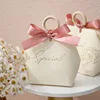 Estilo europeo beige con cintas rosas.