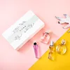 Conjunto de cuatro piezas para mujer con estampado floral.
