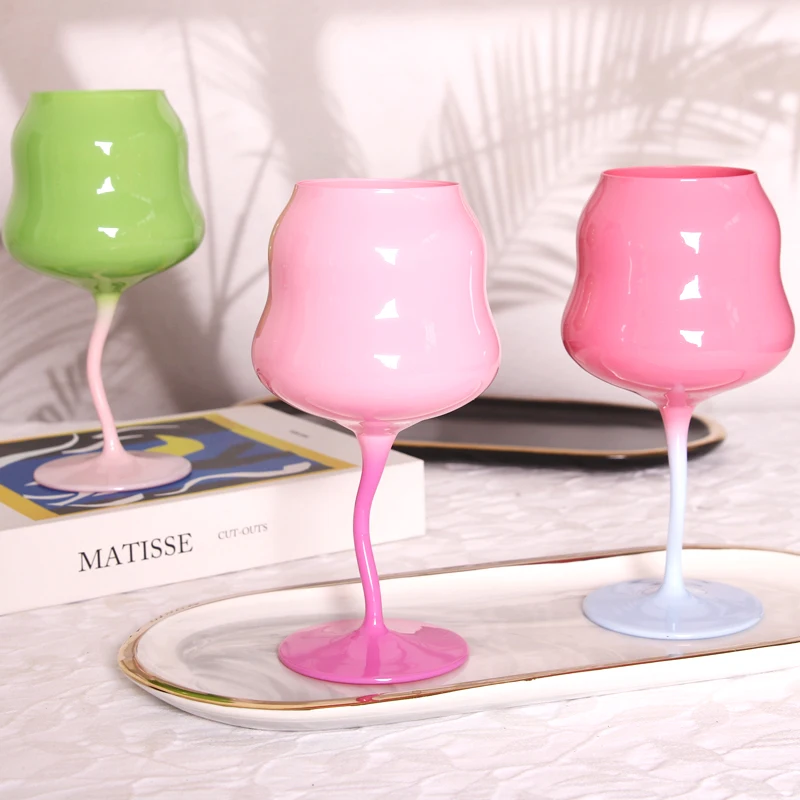 2023 New Arrival Handmade Cream Color Twisted Stem Glass Wine Glass Chinese Crystal Glassware for Giveaways