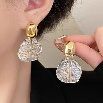 New Luxury Shell-Shaped Female Drop Earrings High-Level Cold Wind Tempered Glass Light Sensation Fashionable Models