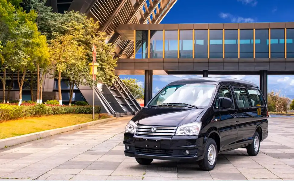 Dongfeng M3 Mini Van MPV Luxury Car with High-Economic Fuel