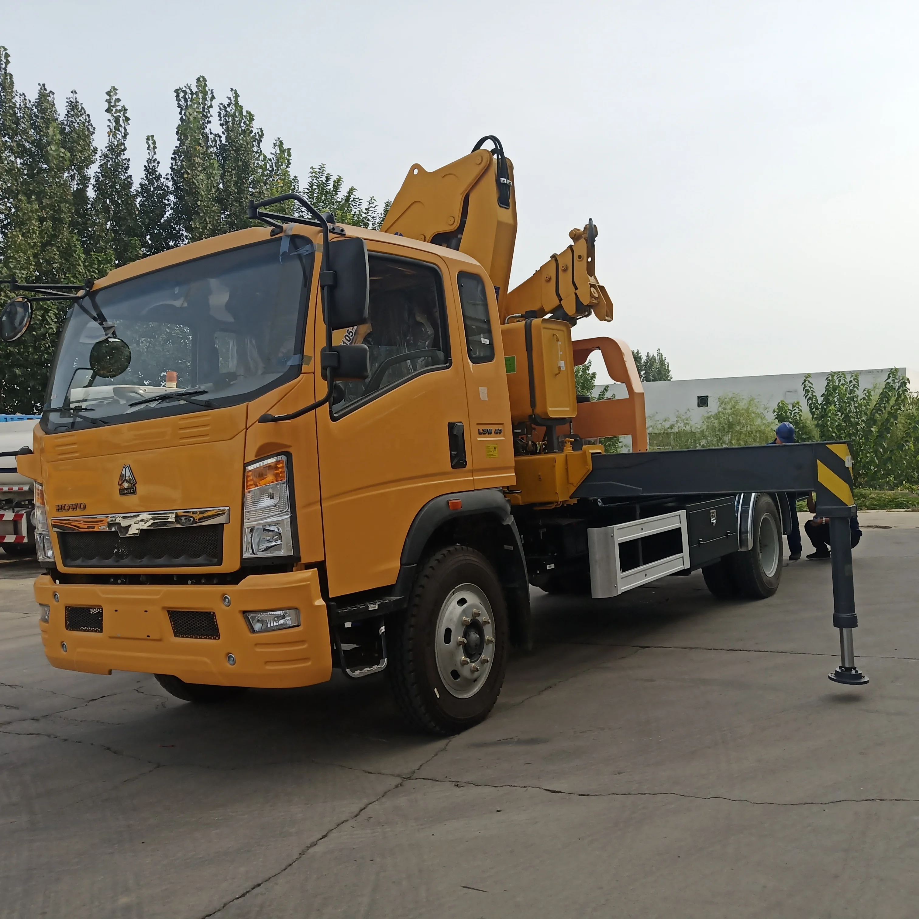 Howo 5tons Platform Wrecker Truck 4x2 Tow Truck Flat Bed with Crane