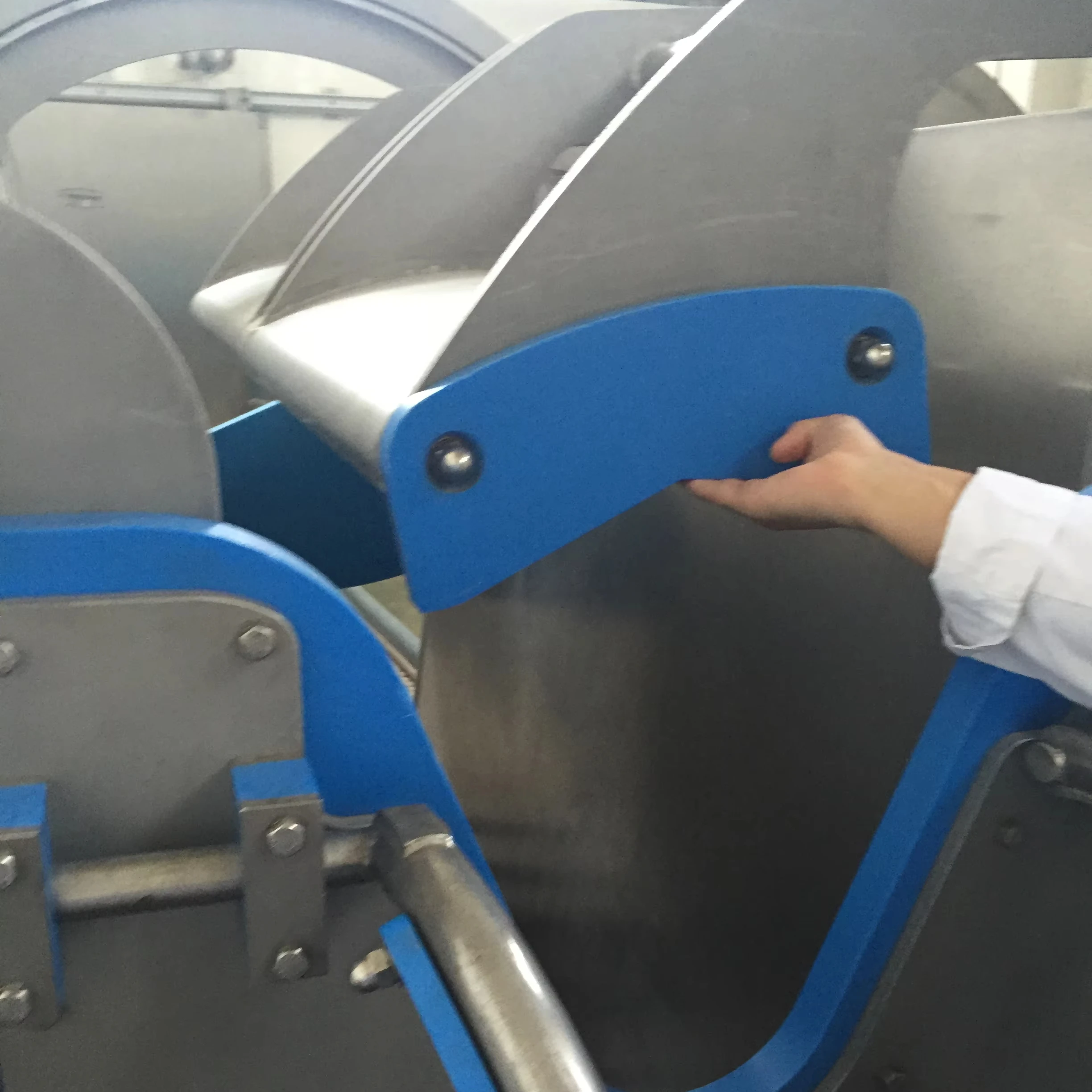 New pneumatic amazing sheep chicken slaughtering and killing machine motor bearing cow slaughtering core components