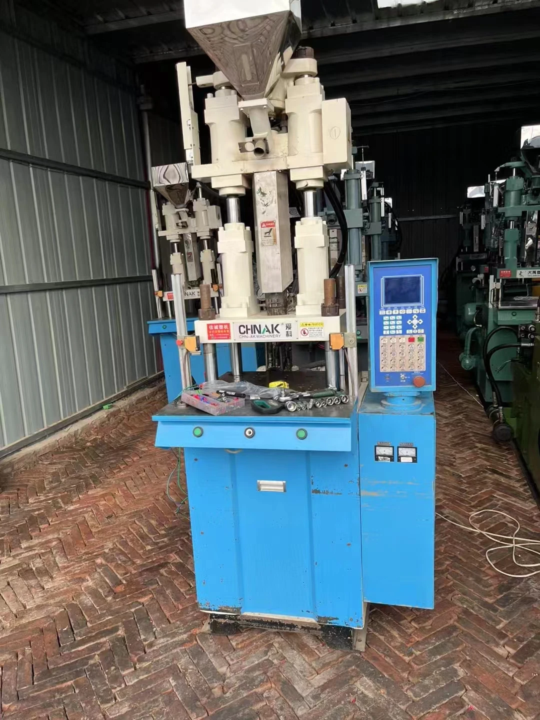 Vertical Second-hand Injection Molding Machine 15T20T35T40T50T55T80T120T Monochrome Two-color Injection Molding Machine