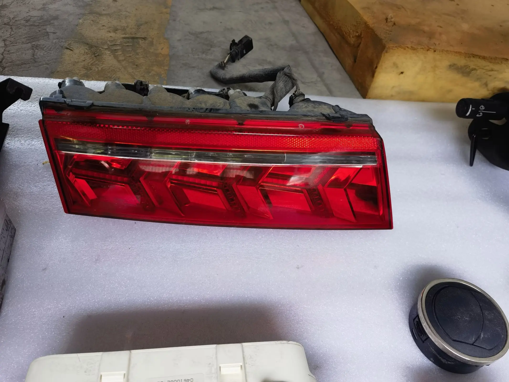 ランボルギーニ ガヤルド 純正 中古テールライト OEM 400945095