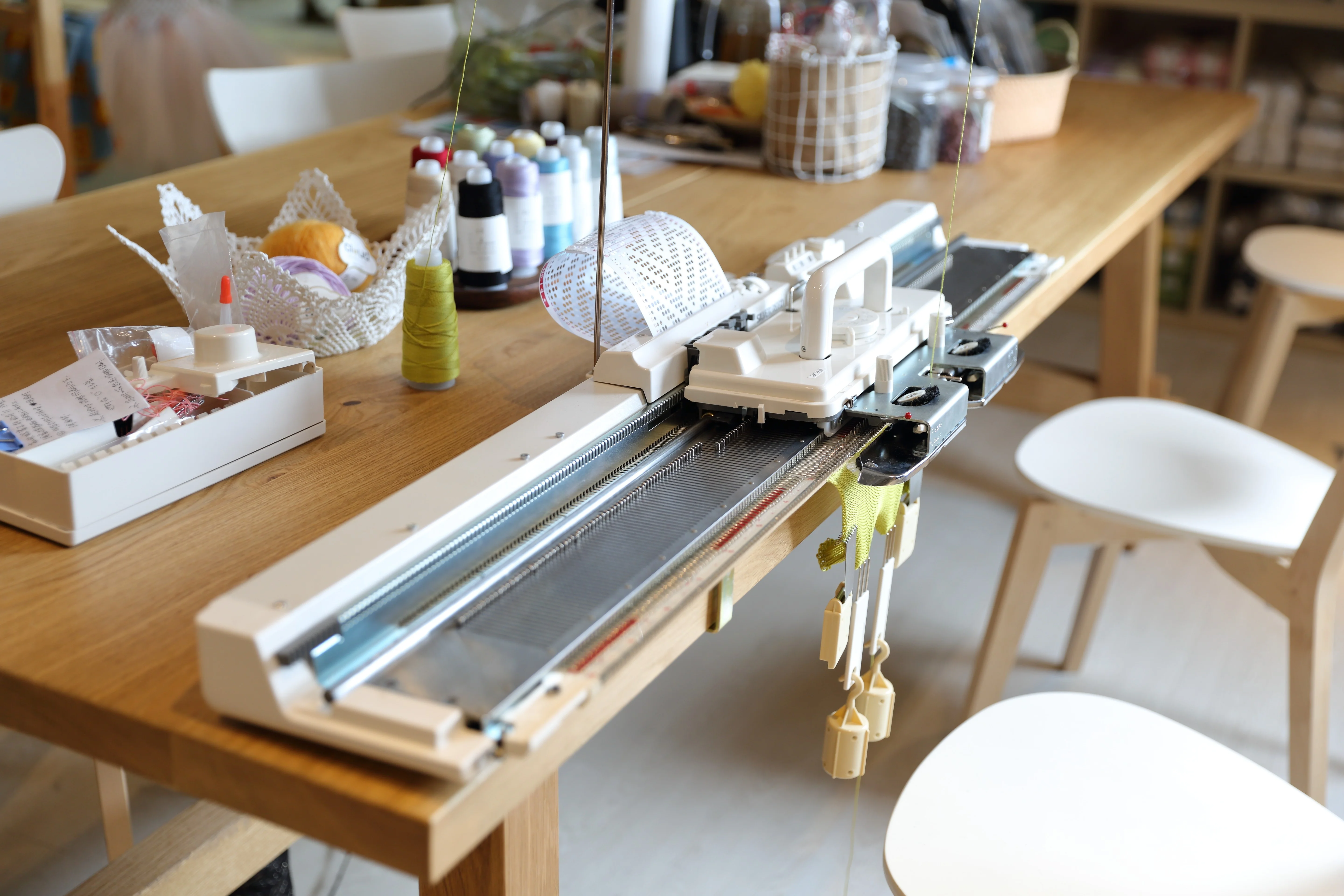 Silver Reed SK280 Knitting Machine - Premium Hand-driven