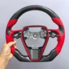 Fibra de carbono; cuero rojo; sin botones