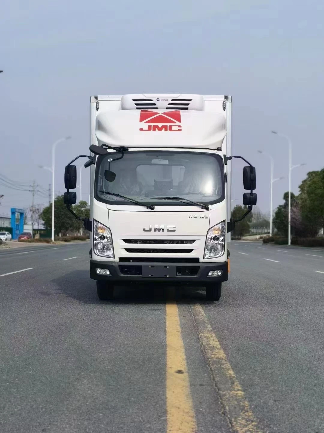 JMC 6-Wheel 4x2 Refrigerator Freezer Truck 26 Ft Box Truck Lift Gate YUCHAI SINOTRUCK Manual Euro 2 New Condition Diesel Fuel
